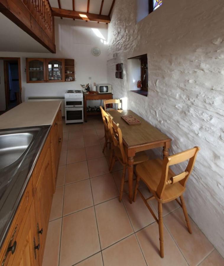 Inviting 2-Bed Cottage In Newcastle Emlyn Eksteriør billede